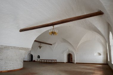 - Rusya. Solovki. Solovetsky Manastırı. Rafinerinin mahzenleri.