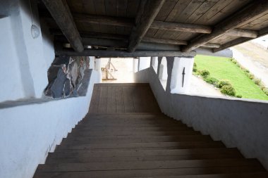 - Rusya. Solovki. Solovetsky Manastırı. Rafineriye giden merdiven