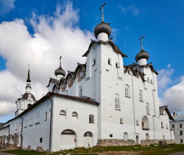 - Rusya. Solovki. Solovetsky Manastırı 'ndaki Spaso-Preobrazhensky Katedrali. Güneybatıdan görüntüle