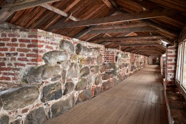 - Rusya. Solovki. Solovetsky Manastırı. Kale duvarı boyunca bir kuleden diğerine geçiş galerisi.