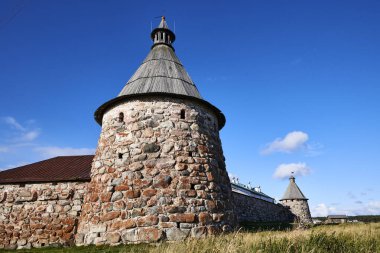 - Rusya. Solovki. Solovetsky Manastırı. Güneybatı Yakası: Dönen Kule ve Beyaz Kule