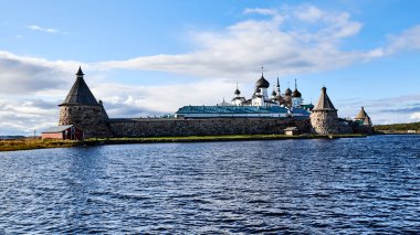 - Rusya. Solovki. Solovetsky Adaları. Kutsal Göl 'den Manastır Panoraması
