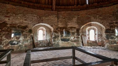 - Rusya. Solovki. Solovetsky Manastırı. Beyaz Kule 'de delikleri olan Bombardıman Salonu