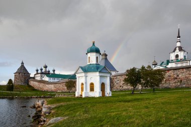 - Rusya. Solovki. Solovetsky Manastırı. Manastırın üstünde gökkuşağı