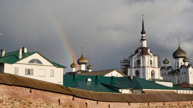 - Rusya. Solovki. Solovetsky Manastırı. Rafineride Gökkuşağı