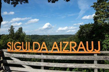 Sigulda, Letonya - 15.08.2021 Sigulda Kalesi Letonya Turaida Kalesi