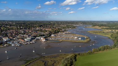 Deben Nehri 'nin ve İngiltere' nin Suffolk kentindeki Woodbridge şehrinin havadan görüntüsü.