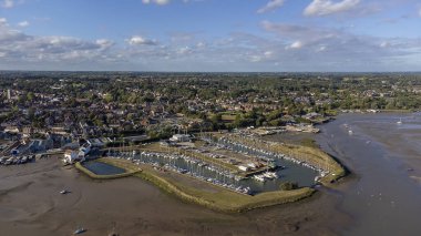Deben Nehri 'nin ve İngiltere' nin Suffolk kentindeki Woodbridge şehrinin havadan görüntüsü.