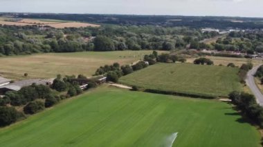 Suffolk, İngiltere 'de yarışan bir yolcu treninin 4K video görüntüleri.