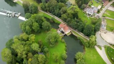 Oxfordshire, İngiltere 'deki Mapledurham Su Değirmeni' nin 4k drone görüntüleri.