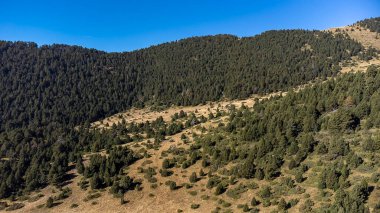 Andorra Prensliği 'ndeki Pireneler Dağları' nın havadan görünüşü