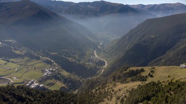 Andorra Prensliği 'ndeki Pireneler Dağları' nın havadan görünüşü