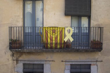 Katalan bayrağını gösteren binalar Girona, İspanya