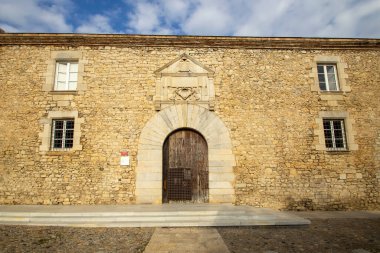 İspanya 'nın Girona kentindeki eski taş binaların ahşap kapıları.