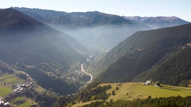 Drönarbilder Tunn Slöja Med Dimma Dal Östra Pyrenéerna Andorra — Stockvideo