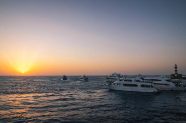 Kızıl Deniz 'in ortasındaki Daedalus resifinde gün batımı, Mısır