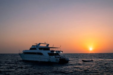 Kızıl Deniz 'deki Kardeşler Adaları' nda günbatımı, Mısır