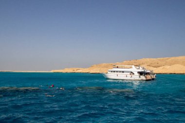 Tatilciler Mısır 'ın Hurghada yakınlarındaki Küçük Giftun adasında deniz ve güneşin tadını çıkarıyorlar.