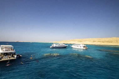 Tatilciler Mısır 'ın Hurghada yakınlarındaki Küçük Giftun adasında deniz ve güneşin tadını çıkarıyorlar.