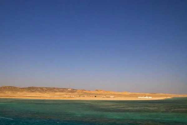 エジプトのフルガダ近くの小さなギフテン島で海と太陽を楽しむホリデーメーカー — ストック写真