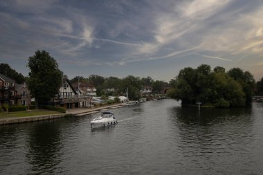 Thames Nehri İngiltere 'nin Berkshire kentindeki Maidenhead kasabasından geçiyor.