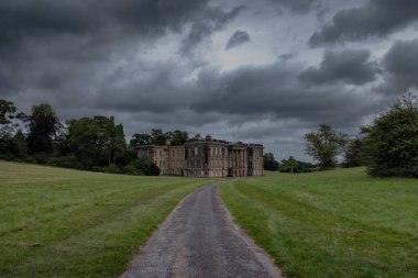 Derbyshire, İngiltere 'deki Calke Abbey üzerinde fırtına bulutları