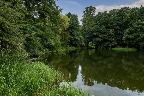 Derbyshire, İngiltere 'deki Staunton Harold rezervuarı.