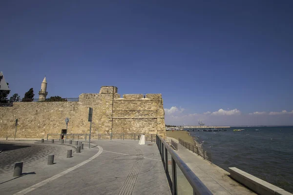 Kıbrıs Rum Kesimi 'nin Larnaka kentindeki Akdeniz manzaralı Ortaçağ Kalesi