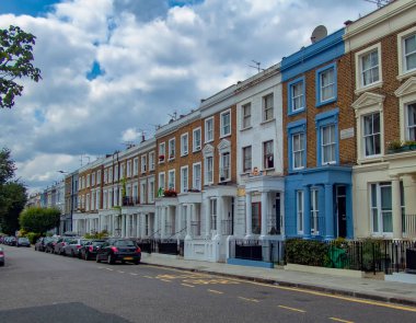 Batı Londra 'nın Notting Hill bölgesinde renkli evler