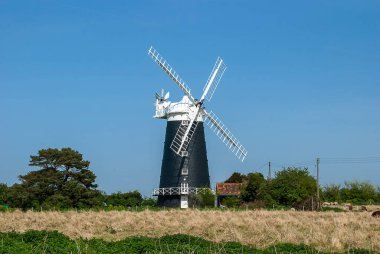 Norfolk, İngiltere kırsalında bir yel değirmeni.