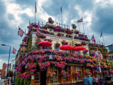 Kensington, Londra 'daki Churchill Arms barının muhteşem dış cephesi.