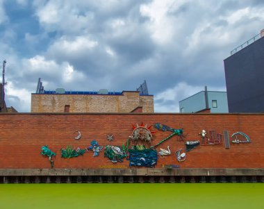 Londra 'daki Büyük Birlik Kanalı' nın yanındaki duvardaki geri dönüşümlü çöpten yapılmış sanat eserleri.