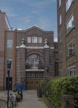 Kızıl Aslan Meydanı 'ndaki Conway Hall, Londra Etik Topluluğu' nun evidir.