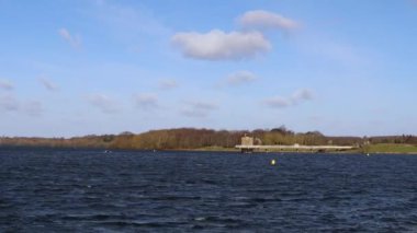 Suffolk UK Alton Water 'da rüzgarlı bir gün.