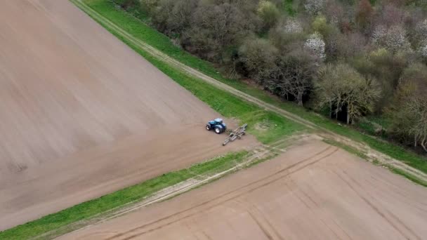 Luftbillede Traktor Der Pløjer Landbrugsareal Landlig Del Suffolk Storbritannien – Stock-video