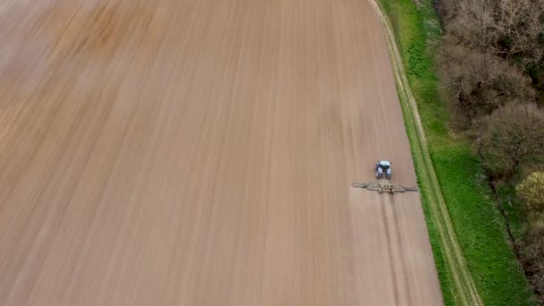 Letecký Pohled Traktor Orající Zemědělské Pole Venkovské Části Suffolku Velké — Stock video