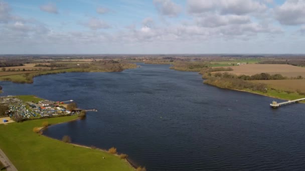 英国サフォークのAlton Waterのドローン映像 — ストック動画