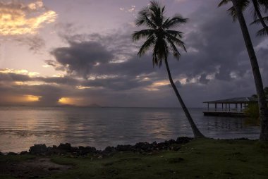 Chuuk State, Micronesia Pasifik adasında günbatımı