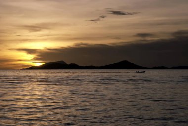 Chuuk State, Micronesia Pasifik adasında günbatımı