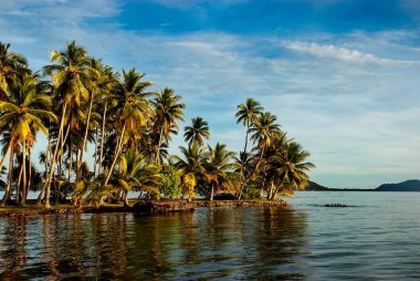 Güney Pasifik 'teki uzak tropik Truk lagünü adaları