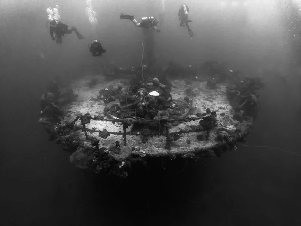 第二次世界大戦中にトラックラグーンに沈んだ大日本帝国海軍の貨物船 運海丸 の船尾上のダイバー — ストック写真