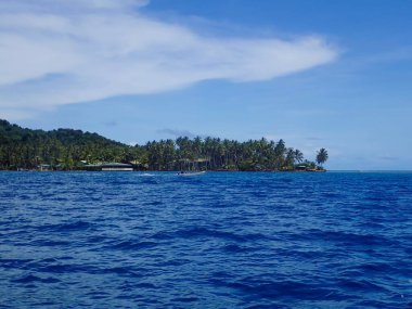 Bir dalış botu, Truk Lagoon 'daki Weno yakınlarında bir dalış sahasına demir attı.