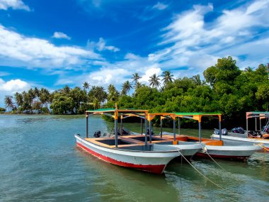 Dalış botları Weno Adası, Truk Lagoon 'daki bir dalış merkezine demirlemiş.