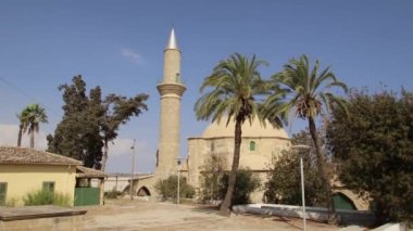 Hala Sultan Tekke 'nin 4k video görüntüleri veya Kıbrıs Rum Kesimi' nin Larnaka kentindeki tuz gölünün kenarındaki Umm Haram Camii