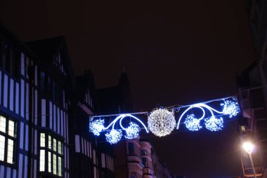 Suffolk, İngiltere 'deki Ipswich' in merkezinde Noel ışıkları