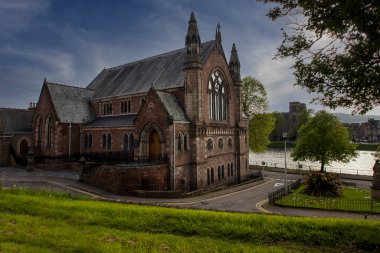 Ness Bank Kilisesi, Inverness, İskoçya, İngiltere 'deki Ness Nehri kıyısında.
