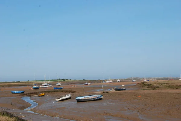 Små Båtar Strandade Vid Lågvatten Vid Kusten Norfolk Storbritannien — Stockfoto