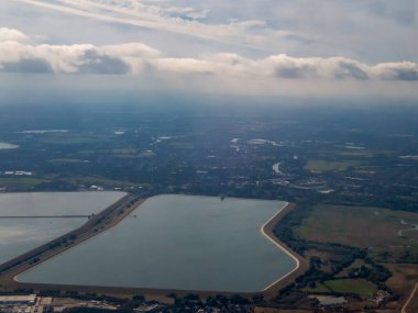 Batı Londra yakınlarındaki Staines Barajı havadan