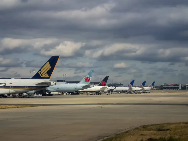 Řada Letadel Před Terminálem Letišti Heathrow Londýně — Stock fotografie