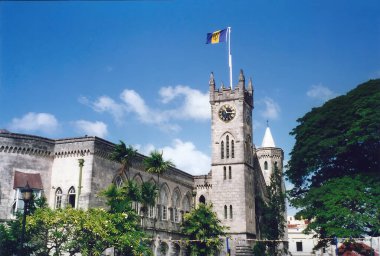 Ulusal bayrak Bridgetown, Barbados 'taki Parlamento Binası Saat Kulesi' nin üzerinde dalgalanıyor.